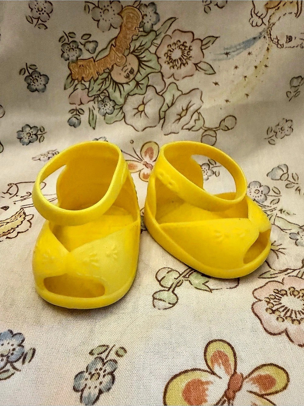 Cabbage patch kids yellow strap shoes